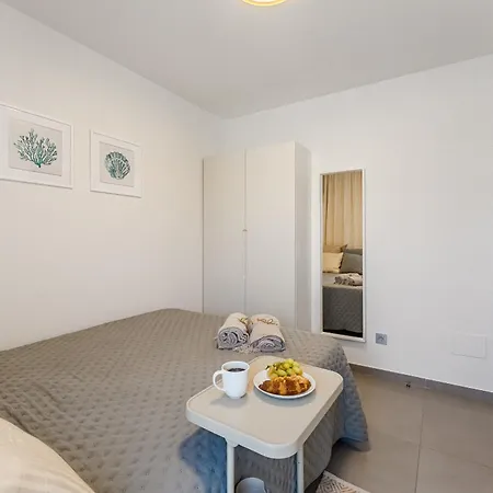 Cosy With Private Rooftop