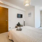 公寓 Cosy With Private Rooftop