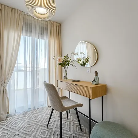 Cosy With Private Rooftop Apartment *