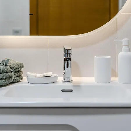 Cosy With Private Rooftop Apartment