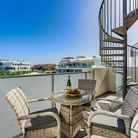 Cosy With Private Rooftop Apartment *