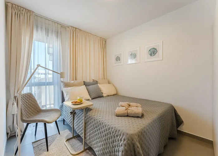 Апартаменты Cosy With Private Rooftop Ла-Техита